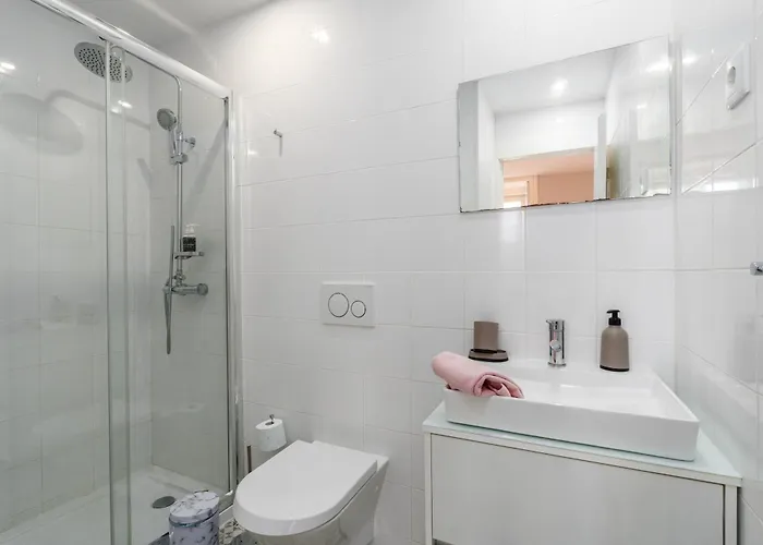 A Window To - In The Heart Of The City Апартаменты *